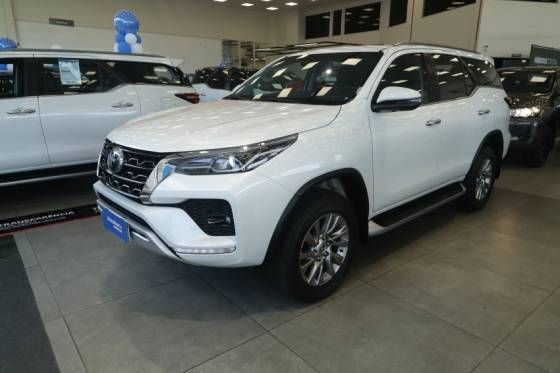 TOYOTA HILUX SW4 2.8 D-4D TURBO DIESEL SRX 7L 4X4 AUTOMÁTICO TOYOTA HILUX SW4 2.8 D-4D TURBO DIESEL SRX 7L 4X4 AUTOMÁTICO